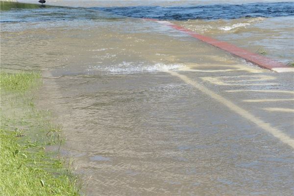 梦见水淹路面