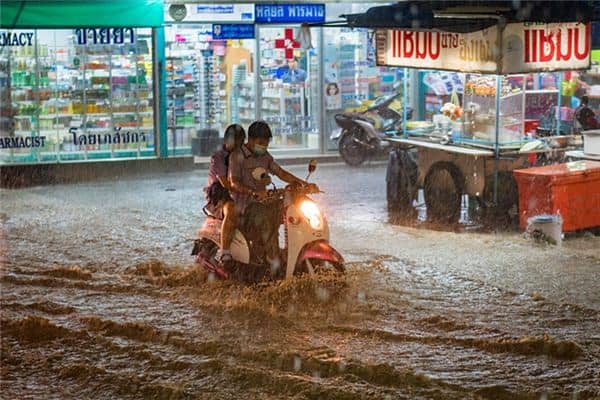 梦见水阻路