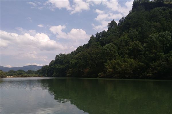 女人梦见青山绿水美景