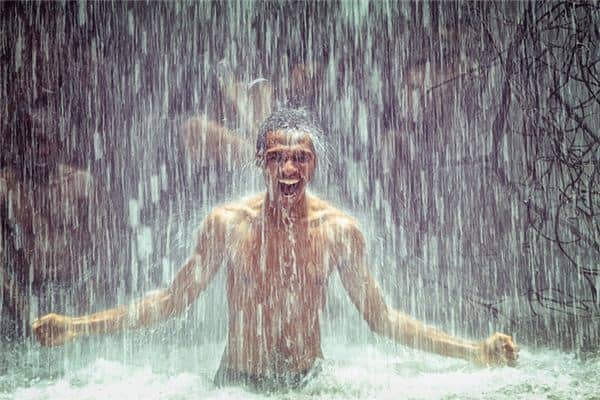 梦见下大雨满地水