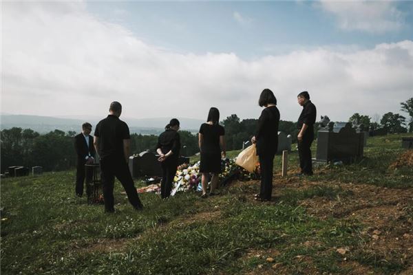 女人梦见梦见土坟堆