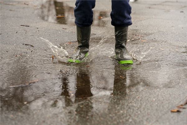 梦见自己穿雨靴