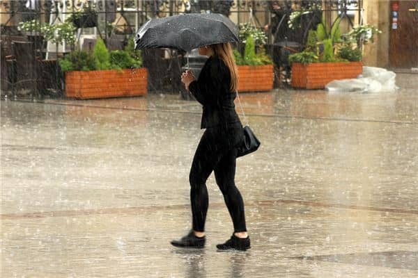 梦见下好大雨