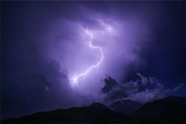 梦见闪电下雨